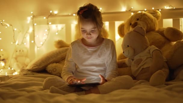 Menina usando tablet na cama - Filmagem, Vídeo