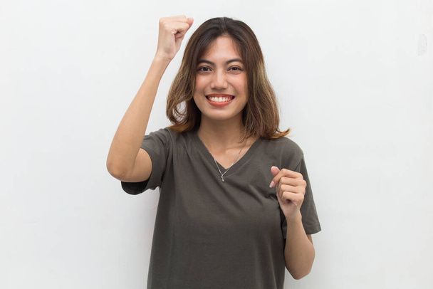 そうだ。幸せなアジアの女性が拳を振る、勝者のジェスチャー大きな成功を作る - 写真・画像