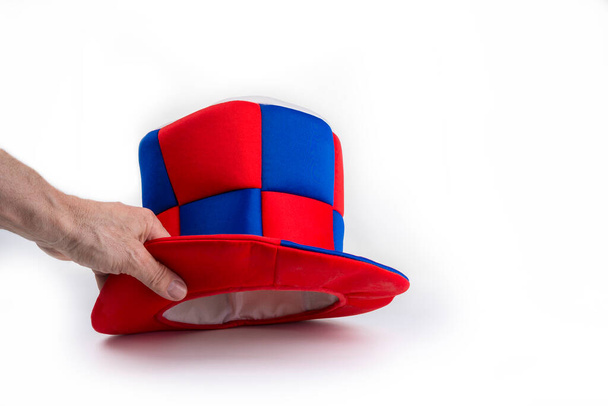 Фанатская цилиндрическая шляпа на белом фоне - Фото, изображение