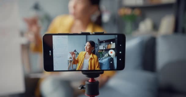 若いアジア女性英語教師ビデオ通話ウェブカメラでスマートフォンの話を自宅でオンラインチャットで教えることを学ぶ。遠隔教室社会的距離コロナウイルス対策隔離。画面を閉じる. - 映像、動画