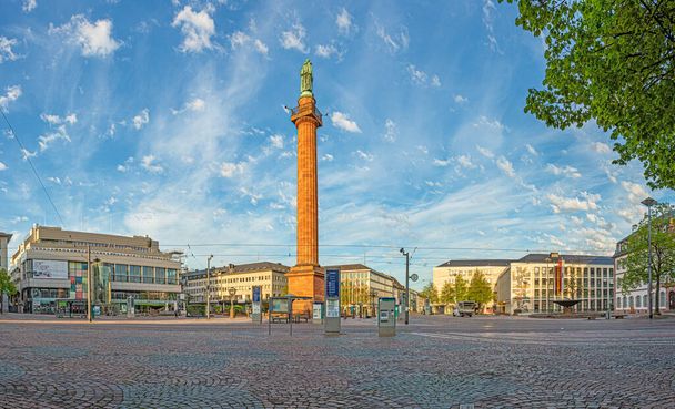 Vue panoramique sur la place Luisenplatz dans le centre de la ville universitaire allemande Darmstadt dans l'état de Hesse le matin - Photo, image