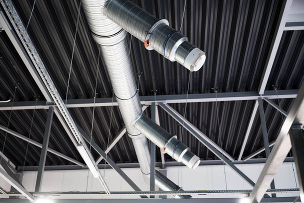 Industrielle Dachkonstruktion aus Stahl Lüftungssystem Steckdose - Foto, Bild