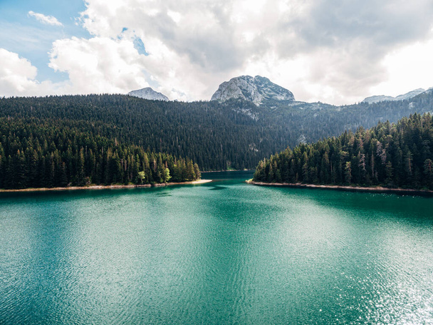 Czarne Jezioro w Czarnogórze, w Parku Narodowym Durmitor w Zabljak - Zdjęcie, obraz
