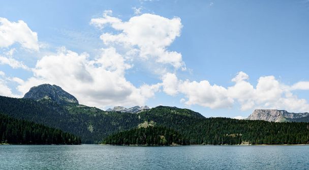 Черное озеро в Монтенегро, в национальном парке Дурмитор в Жабляке - Фото, изображение