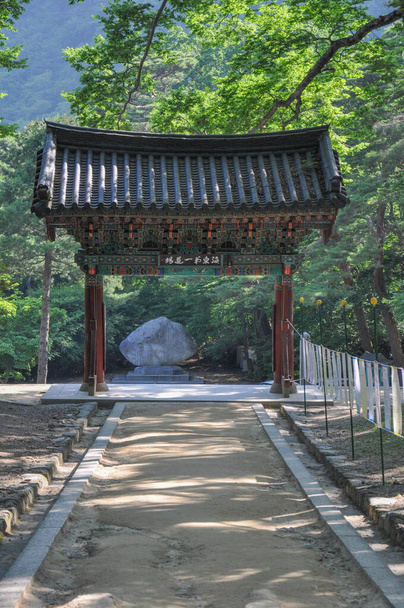 Koreai buddhista templom a Silla dinasztia idejéből. Iljumun - első kapu a Haeinsa templom bejáratánál, Mount Gaya, Gayasan Nemzeti Park, Dél-Korea. Fordítás: "Az első kapu a tenger keleti részén." - Fotó, kép