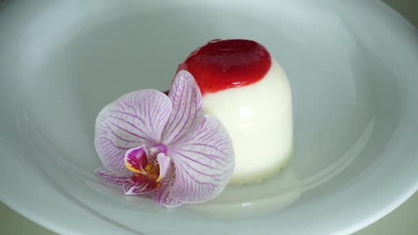 Pudín con salsa en un plato decorado con orquídea - Metraje, vídeo