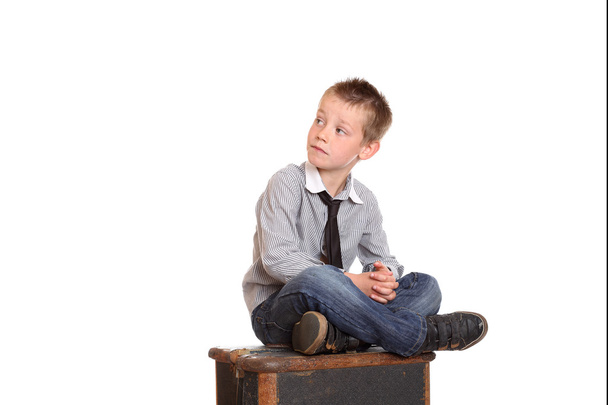 mladík seděla se zkříženýma nohama - Fotografie, Obrázek