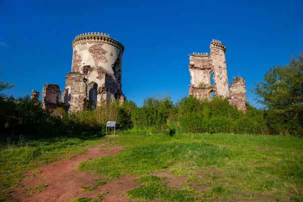 Τα ερείπια του κάστρου Chervonohrad στο χωριό Nurkiv. Ουκρανία  - Φωτογραφία, εικόνα