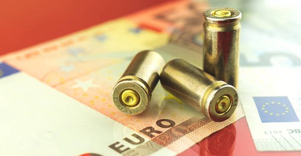 Bullet- und Eurogeld, Banknoten, Finanz- und Sicherheitshintergrund  - Foto, Bild