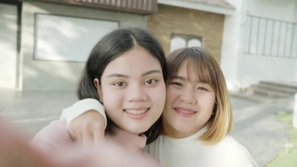 Jonge gelukkig aziatische mooie meisjes paar vriend blogger selfie blik op camera met glimlach gezicht in de stad straat. Close up portret grappige vrolijke jonge vrouwen, Outdoor vakantie concept. - Video