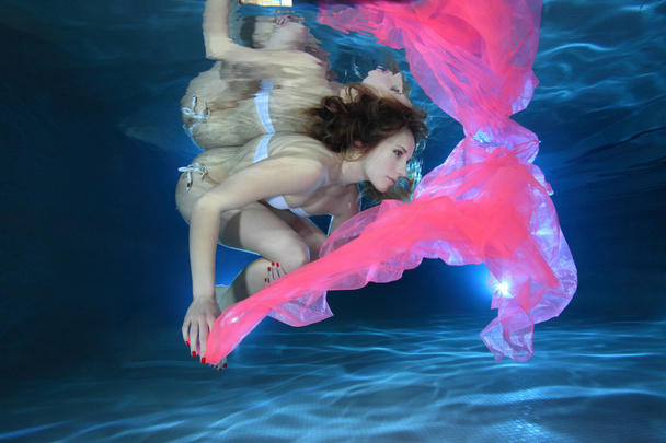 Jovem mulher subaquática com foulard rosa
 - Foto, Imagem