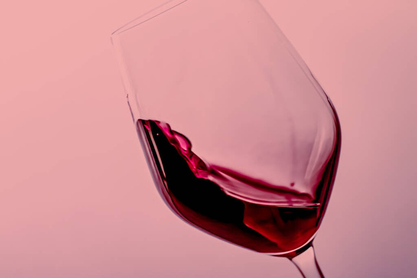 クリスタルガラスの赤ワイン、アルコール飲料、高級食前酒、生物学とブドウ栽培製品 - 写真・画像
