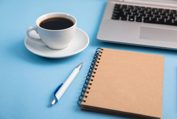 computer with notepad and coffee on working tabl - Фото, зображення