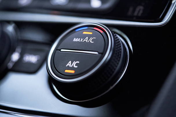 Sistema de aire acondicionado del coche. Aire acondicionado activado modo de enfriamiento máximo - Foto, imagen