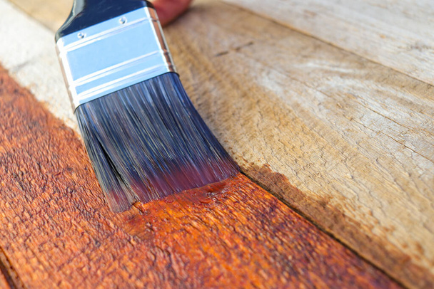Puu restaurointi tiiviste Hoito Paintbrush Brushstroke lähikuva - Valokuva, kuva