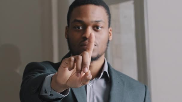 Jovem advogado afro-americano de terno em pé no escritório acenando dedo indicador mostrando nenhum gesto. Protecção dos direitos das pessoas, violência doméstica abuso rejeição, sem discriminação, manter a distância  - Filmagem, Vídeo