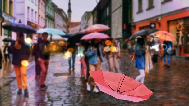 雨の街タリン旧市街エストニアの傘を差した雨の街の人々  - 写真・画像