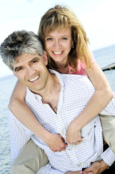 starší romantický pár baby boomers těší venku - Fotografie, Obrázek