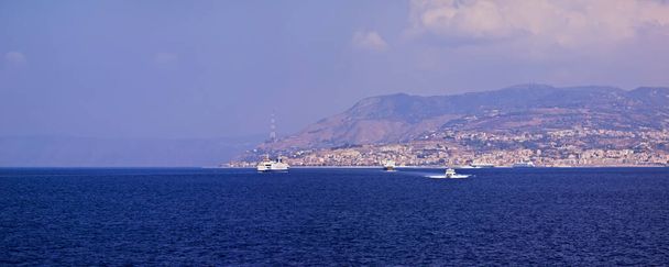 Italia, Sicilia canal, Villa S. Giovanni y la costa de Calabria - Foto, imagen