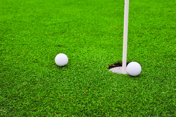 a golfpálya putting green két golflabda - Fotó, kép