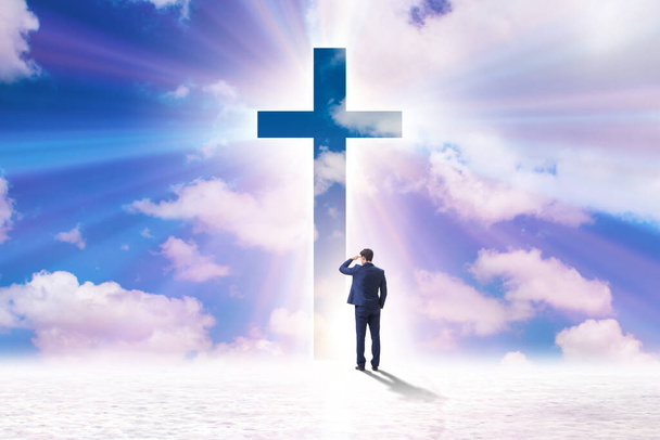 Concepto religioso con cruz y hombre solitario - Foto, imagen