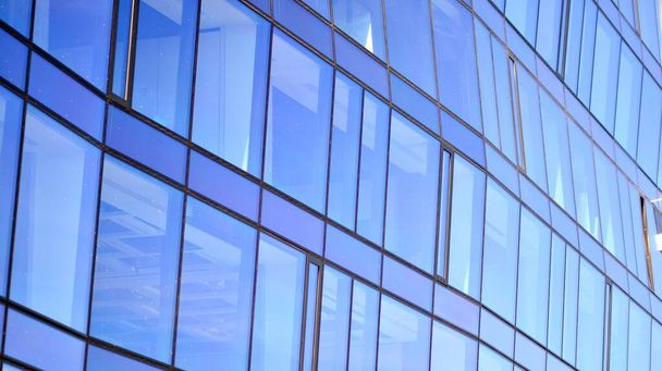 Finestre specchiate della facciata di un edificio per uffici. Texture astratta di vetro blu moderno edificio per uffici. Contesto aziendale. - Foto, immagini