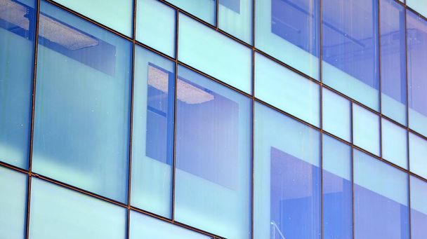 Finestre specchiate della facciata di un edificio per uffici. Texture astratta di vetro blu moderno edificio per uffici. Contesto aziendale. - Foto, immagini