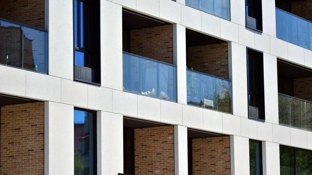 Detalhes no moderno edifício residencial apartamento branco. Complexo arquitectónico europeu, edifício central. - Foto, Imagem