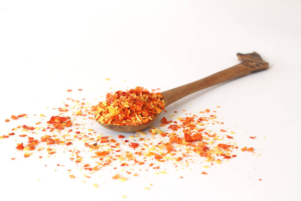Wooden spoon with Red pepper or cayenne pepper crushed. - Valokuva, kuva
