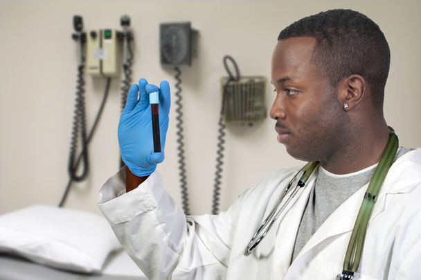 Un homme noir médecin afro-américain tenant un échantillon de sang dans un tube à essai
 - Photo, image