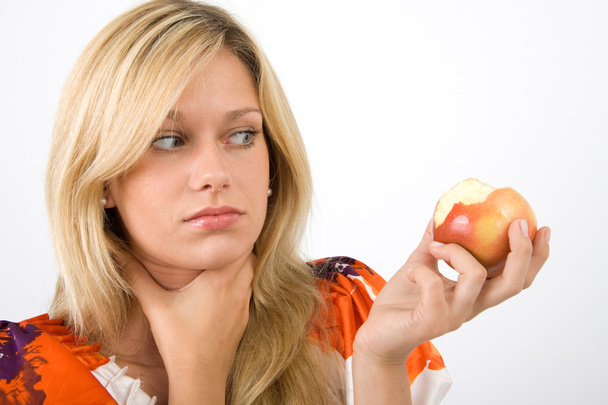 Junge Frau mit einem Apfel in der Hand - Photo, Image