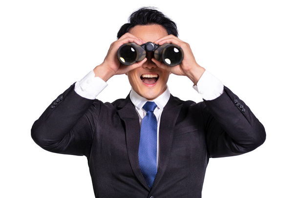Sorprendido joven empresario mirando a través de prismáticos - Foto, Imagen
