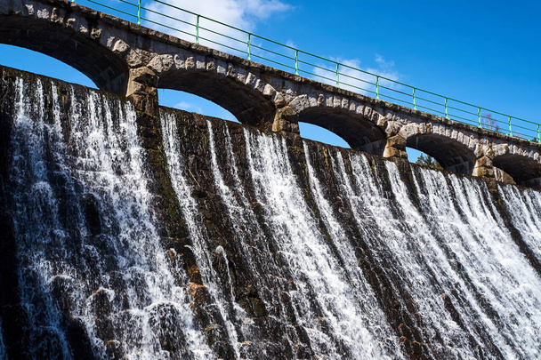 カルパッツのロンニカ川の石ダムと滝 - 写真・画像