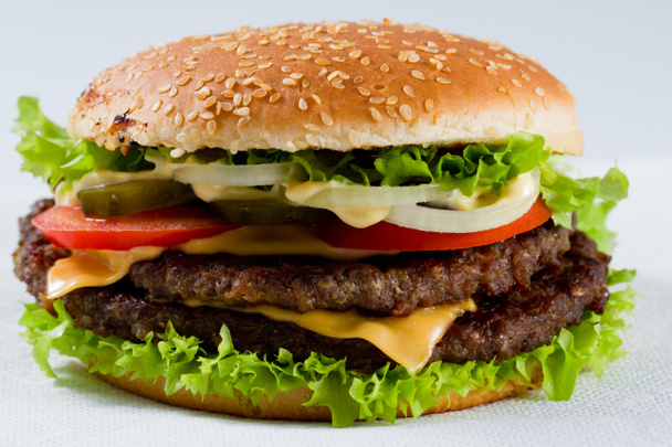 Гамбургер - бургер с жареной говядиной, сыром и овощами
 - Фото, изображение