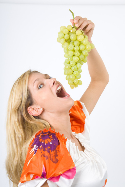 Frau Junge isst Weintrauben - Foto, Imagem
