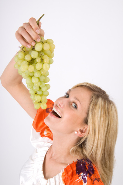Junge Frau isst Weintrauben - Fotografie, Obrázek