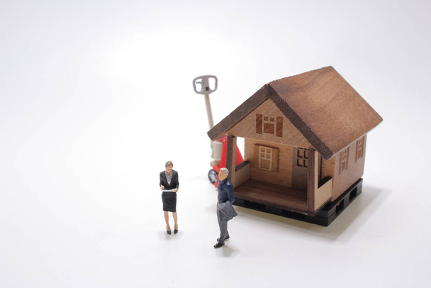 μίνι 2 άτομα στέκεται μοντέλο σπίτι model.as φόντο ακινήτων - Φωτογραφία, εικόνα