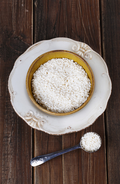 Valkoinen riisi keraamisessa kulhossa maalaismainen puinen tausta
 - Valokuva, kuva