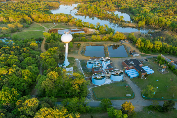 Vue aérienne des eaux usées d'une usine de traitement des eaux usées ferme d'épuration industrielle environnante eau du réservoir de clarificateur industriel - Photo, image