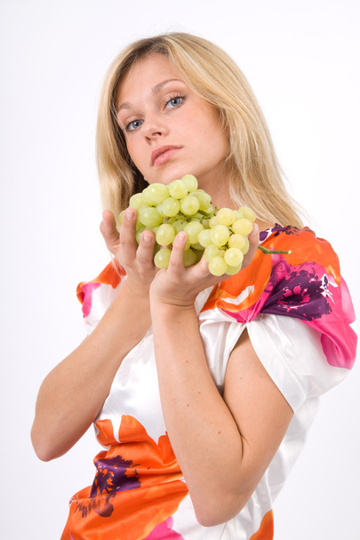 Junge Frau isst Weintrauben - Photo, Image