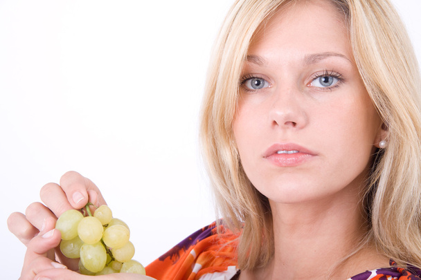 Junge Frau isst Weintrauben - Valokuva, kuva