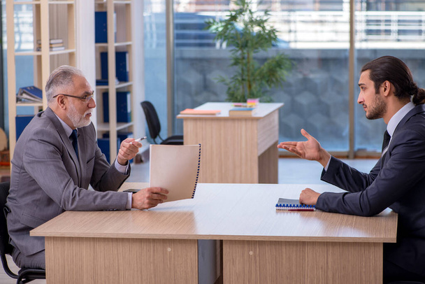 Two businessmen discussing business project - Foto, imagen