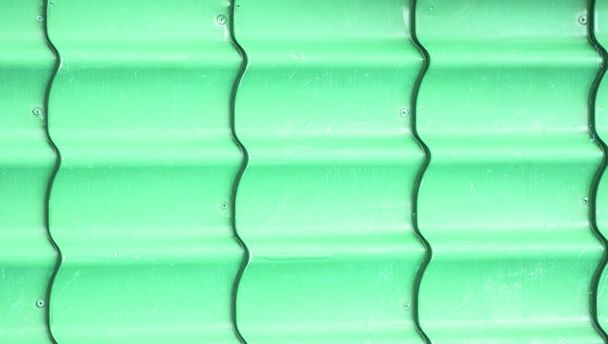 Folha de metal ondulado ondulado, cor verde, tapume para paredes e telhados, fundo, textura. - Foto, Imagem