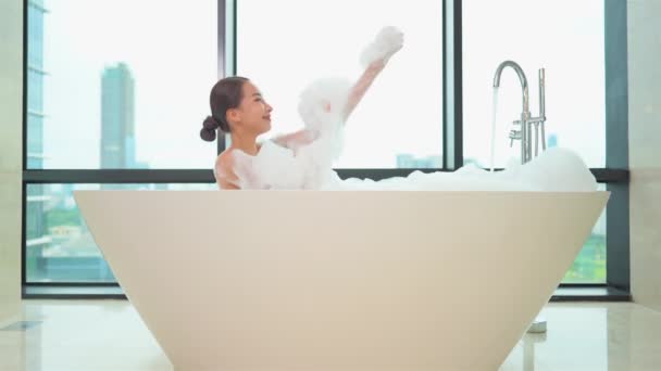 felvétel gyönyörű ázsiai nő fürdés szappanbuborékok - Felvétel, videó