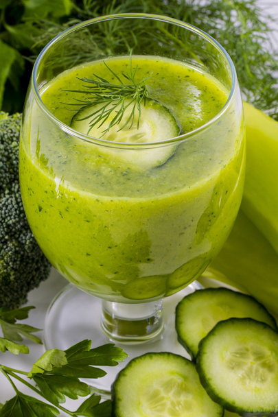 Gezonde voeding, verse groentesap, komkommer sap - Foto, afbeelding
