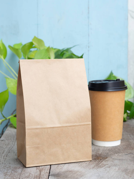 Grãos de café torrados em saco de papel artesanal com xícara na mesa de madeira. Mouckup, modelo com espaço de cópia para o seu texto ou logotipo. Fechar - Foto, Imagem