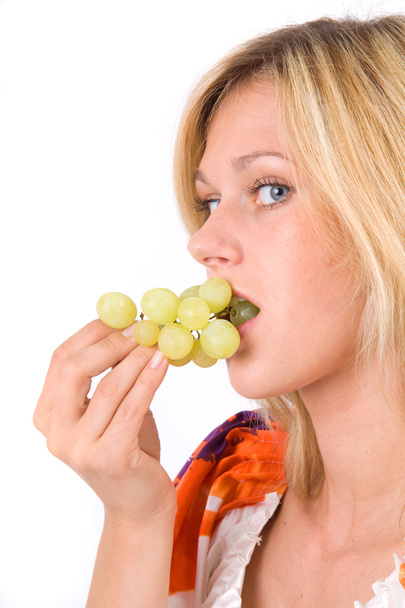 Junge Frau isst Weintrauben - Fotografie, Obrázek
