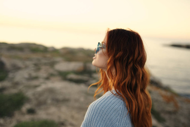 mujer alegre con gafas al aire libre paisaje isla viaje - Foto, imagen