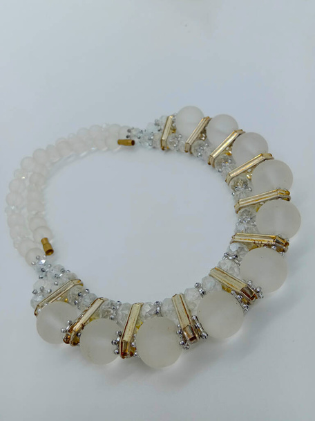 Frauen Diamant Halskette Nahaufnahme auf Geschäft zum Verkauf - Foto, Bild