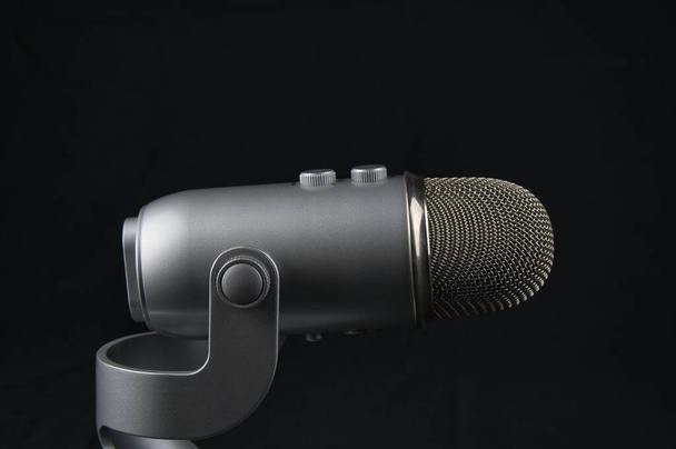 studiový mikrofon pro nahrávání podcastu na černém pozadí. objekt - Fotografie, Obrázek